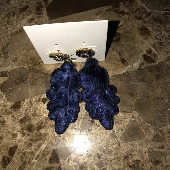 ❌SOLD❌ Ann Taylor Dangle Cloth/Stone Earrings - Picture 2 of 3